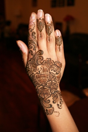 flower mehndi on hands