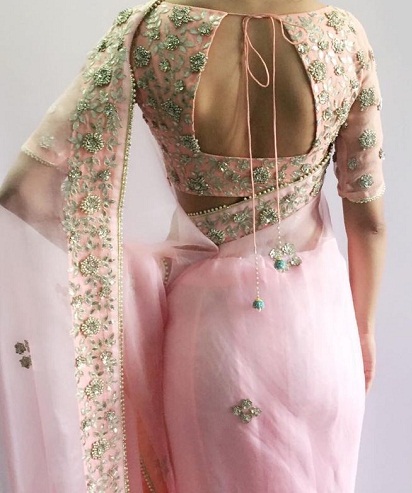 A Flat Bottom Pot Neck Blouse