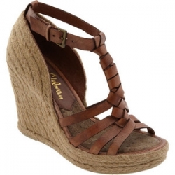 4 Chic Slimming Shoe Designs