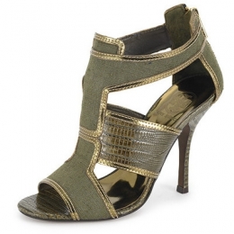 Fall/Winter 2020 Canvas Accessories Trend