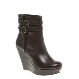 How to Choose Flattering Boot Styles