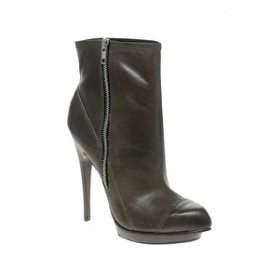 How to Choose Flattering Boot Styles