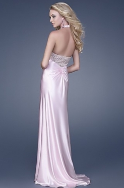 Tips to Wear Backless Gowns
