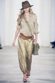 How to Flatter Boyish Figure