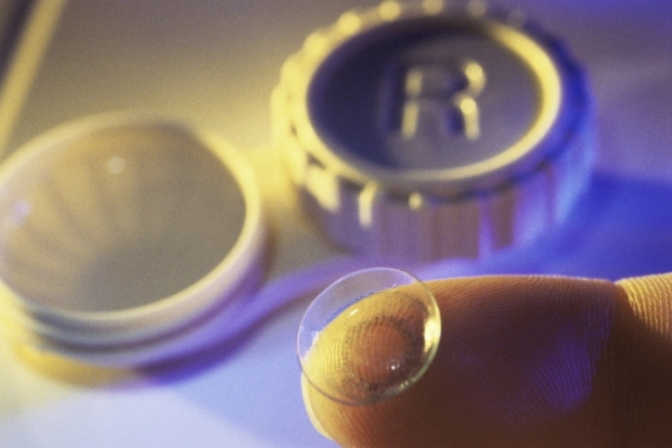 Tips to Apply Eye Makeup with Contact Lenses