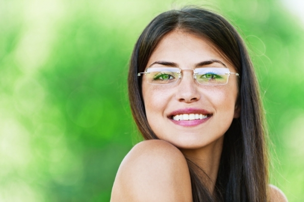 Makeup Tips for Eyeglass Wearers