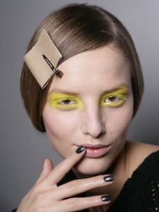 How to Wear Colored Mascara