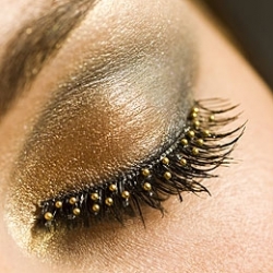 How to Wear False Eyelashes