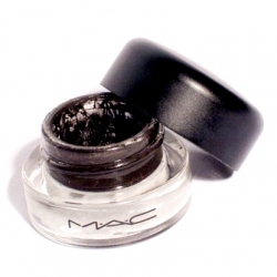 How to Make Eyeliner Stay In Place