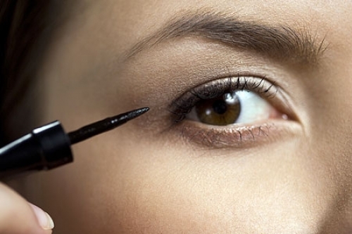 How to Make Eyeliner Stay In Place