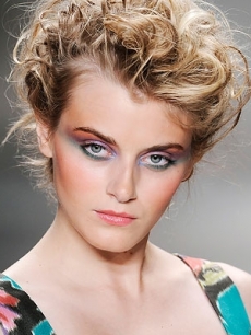 How to Wear Pastel Makeup