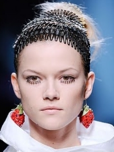 Bold Eyelashes Runway Makeup 2020
