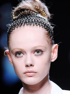 Bold Eyelashes Runway Makeup 2020