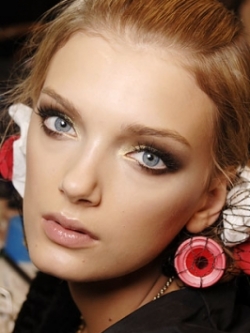 How to Apply Eye Shimmer