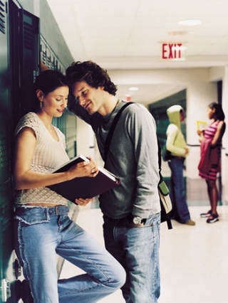 How to Read a Guy’s Body Language