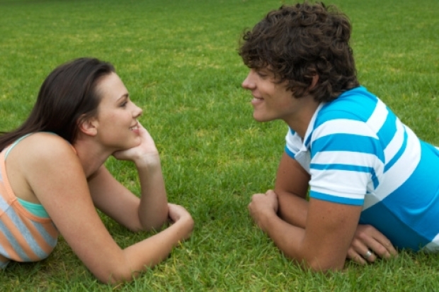 How to Read a Guy’s Body Language