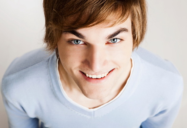 5 Revealing Body Language Signs He’s Into You