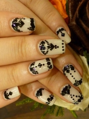 Pretty Holiday Nail Art Designs