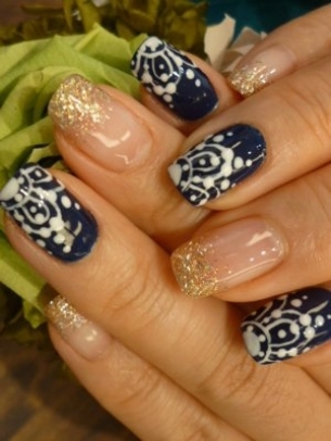 Pretty Holiday Nail Art Designs
