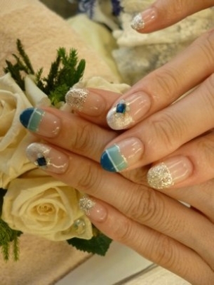 Pretty Holiday Nail Art Designs