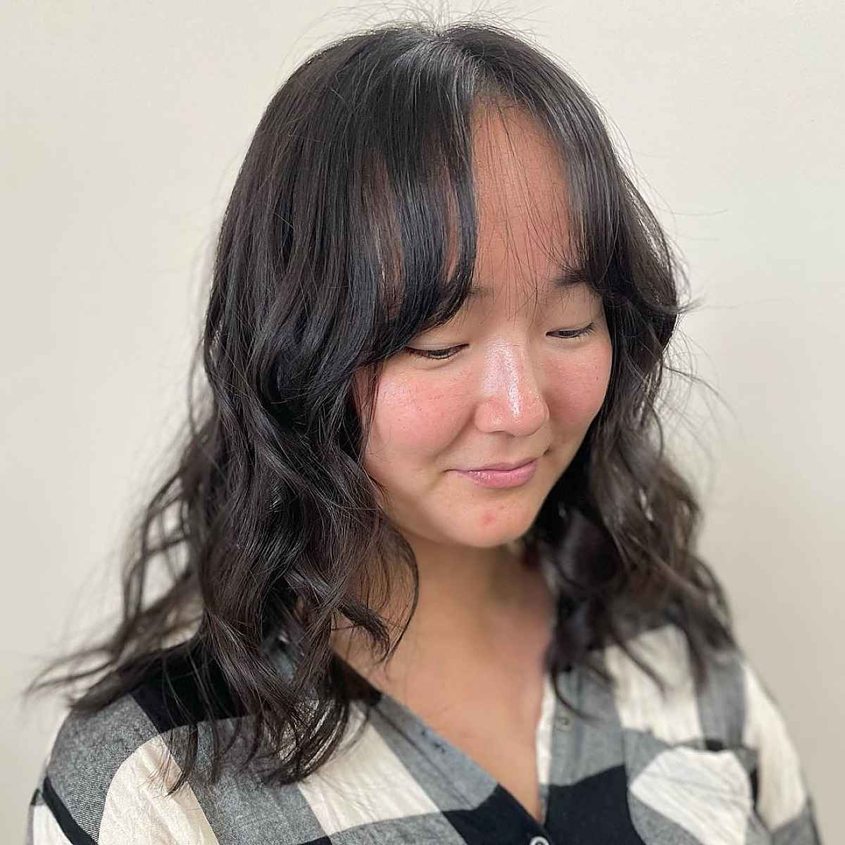 28 Flattering Ways to Pair Curtain Bangs with Wavy Hair