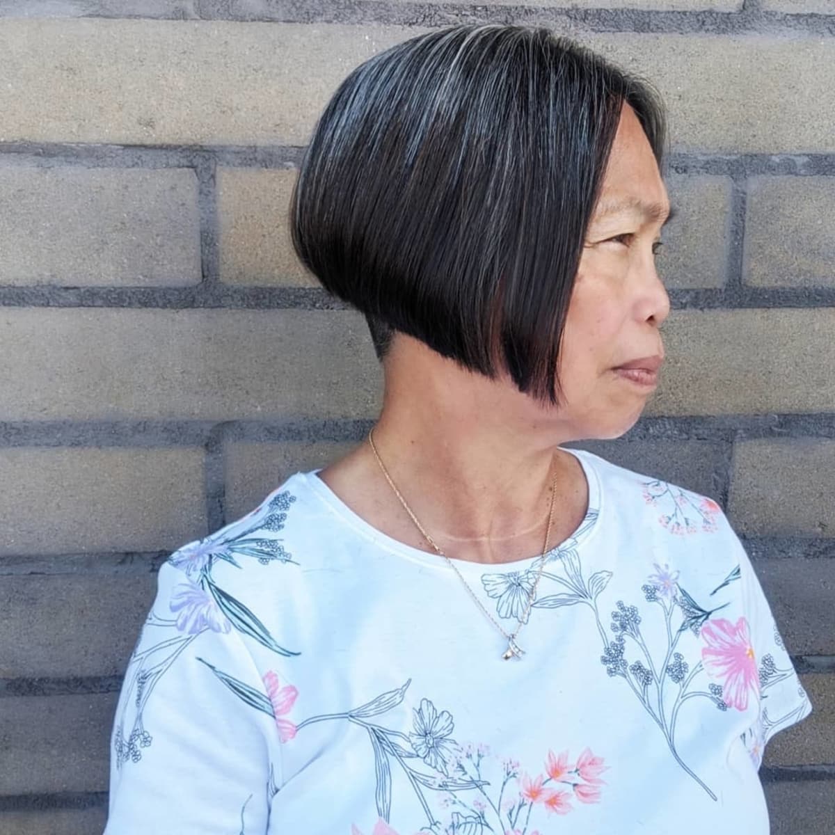 22 Flattering Hairstyles for Women Over 60 with Round Face Shapes