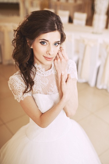 10 Latest Engagement Hair Looks for Indian Bride 2023