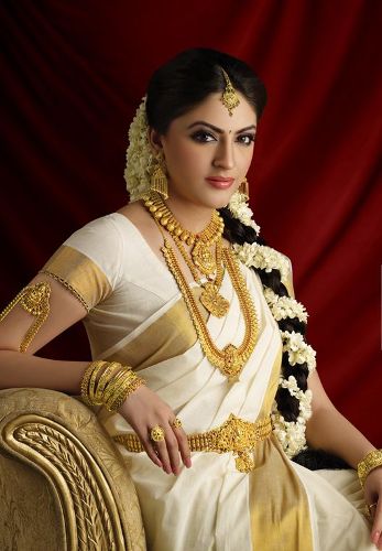 10 Latest Engagement Hair Looks for Indian Bride 2023