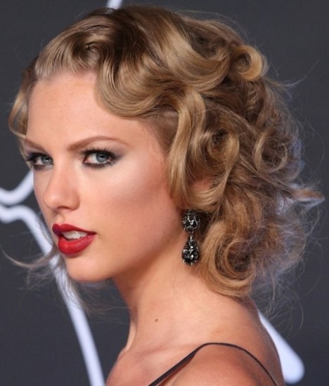 15 Gorgeous Taylor Swift Hairstyles Through the Years