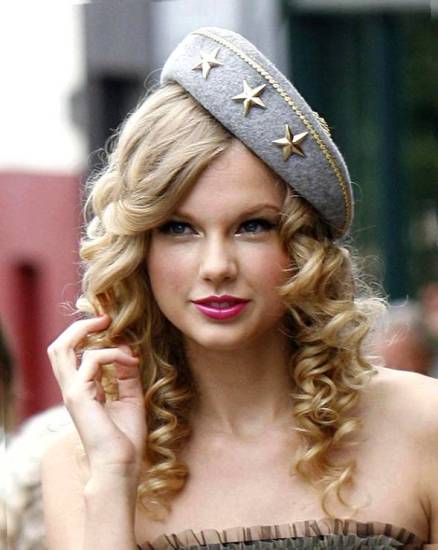 15 Gorgeous Taylor Swift Hairstyles Through the Years