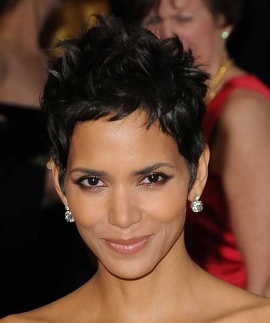 20 Different Halle Berry Hairdos for Long and Short Hair