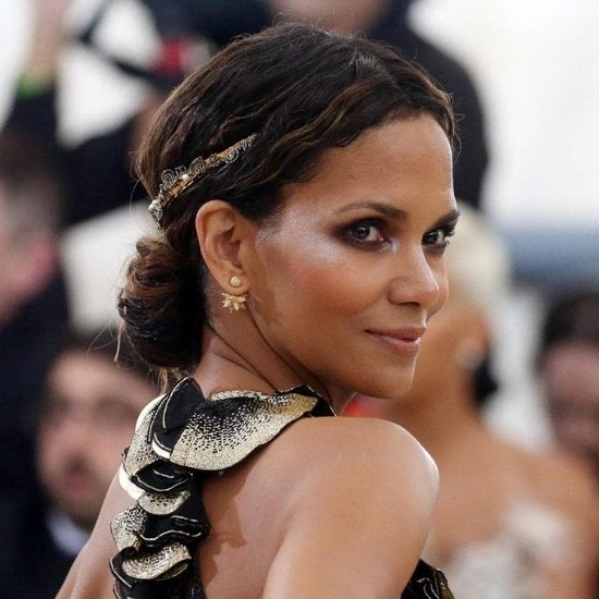 20 Different Halle Berry Hairdos for Long and Short Hair