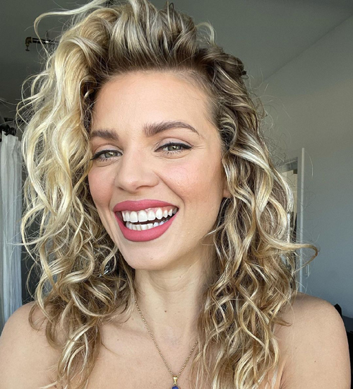 15 Best and Cute Medium Curly Hairstyles for Women