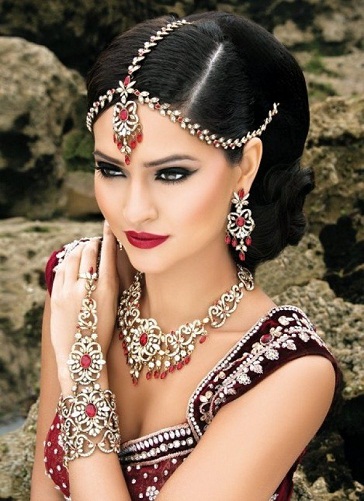 25 Perfect Hairstyles for Round Face Shape Female