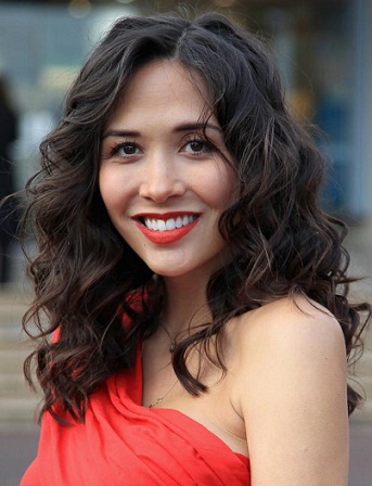 25 Perfect Hairstyles for Round Face Shape Female