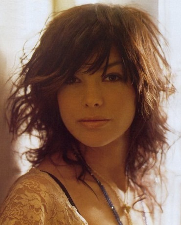 25 Perfect Hairstyles for Round Face Shape Female