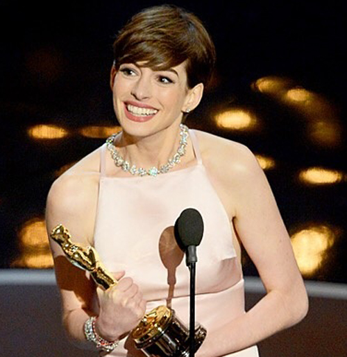 40 Best Hairstyles for Small Forehead (Narrow Face) Female