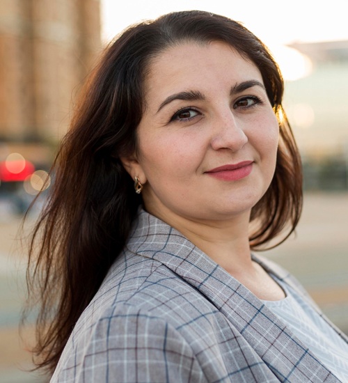 10 Best and Trendy Hairstyles for Round Faces Over 50