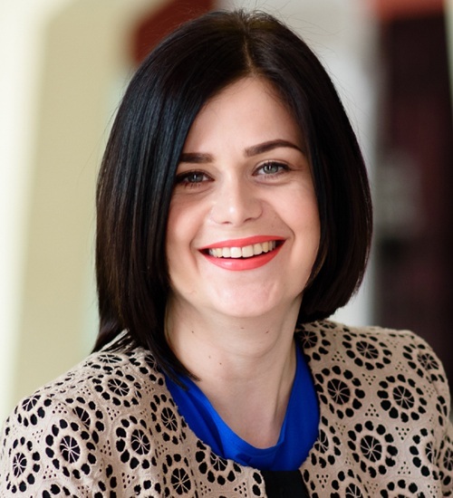 10 Best and Trendy Hairstyles for Round Faces Over 50