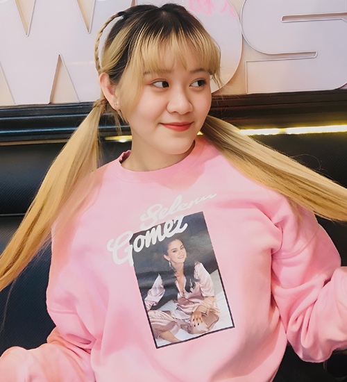 15 Stunning Long Hair Ideas for Round Faces (Pics &amp; Styling Tips)