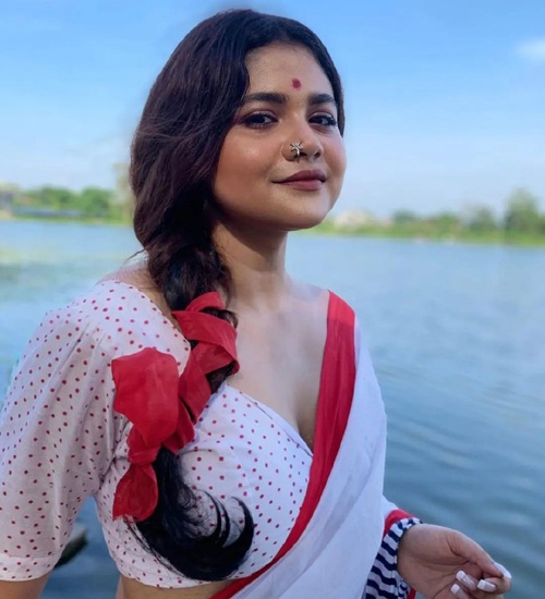 15 Best Hairstyles on Sarees for Round Face Girls | I Fashion Styles