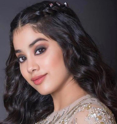 15 Best Hairstyles on Sarees for Round Face Girls | I Fashion Styles