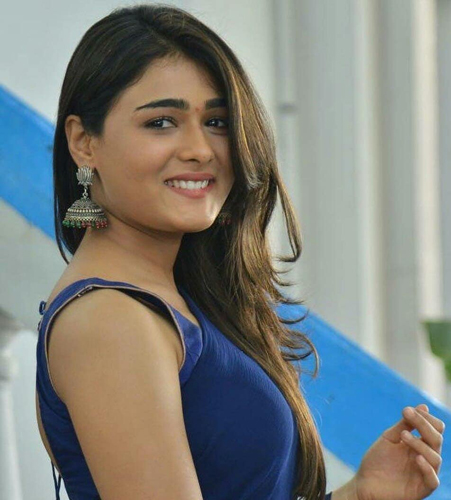 15 Best Hairstyles on Sarees for Round Face Girls | I Fashion Styles