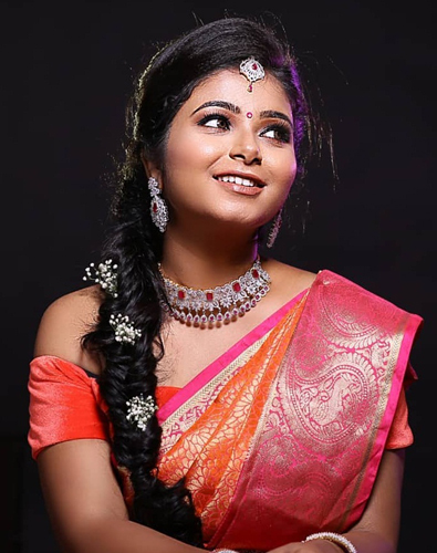 15 Best Hairstyles on Sarees for Round Face Girls | I Fashion Styles