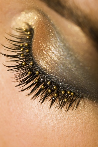 How to Apply and Remove Eyelash Extensions | I Fashion Styles