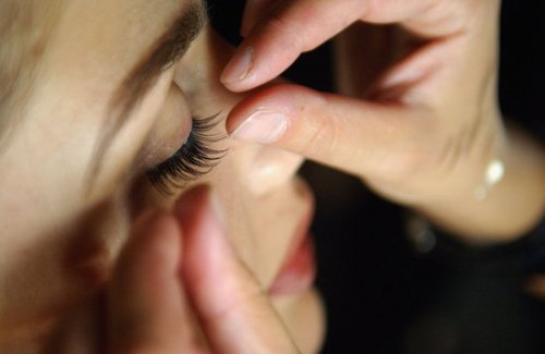 How to Apply and Remove Eyelash Extensions | I Fashion Styles