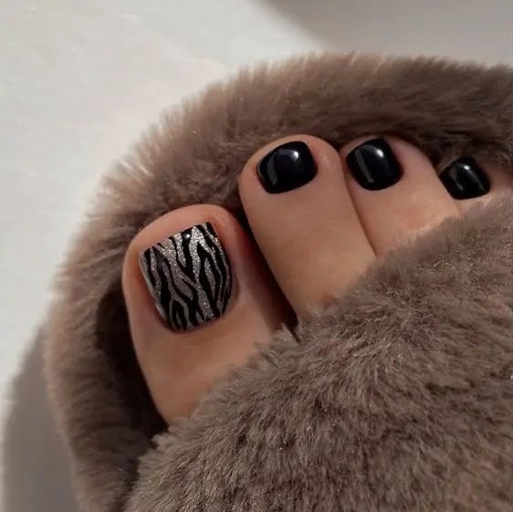 10 Trendy Toe Nail Art Designs for Fashion-Forward Feet