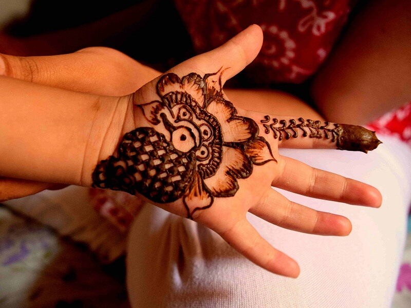 30+ Adorable Mehndi Designs for Kids (Little Princesses)