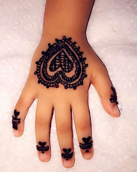 30+ Adorable Mehndi Designs for Kids (Little Princesses)