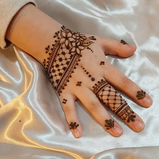 30+ Adorable Mehndi Designs for Kids (Little Princesses)